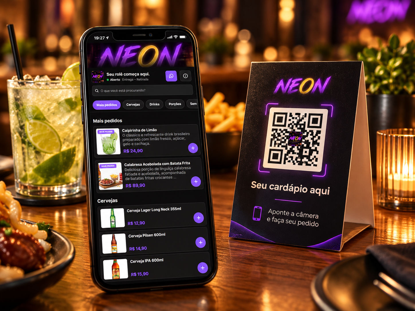 Cardápio digital aberto no celular ao lado do QR Code da mesa